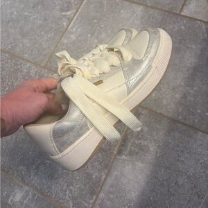 Women's Dr Scholl tennis shoes Cream and Silver Sneakers